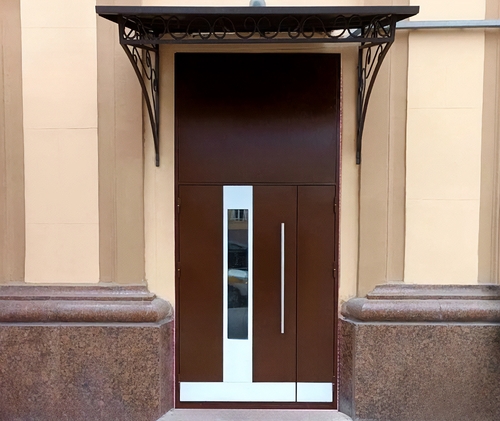 С верхним расширением, отбойником и стеклом С верхним расширением, отбойником и стеклом